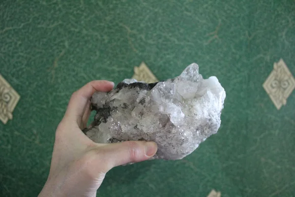 Nahaufnahme Eines Natürlichen Unbearbeiteten Bergkristalls Der Hand Einer Frau Foto — Stockfoto