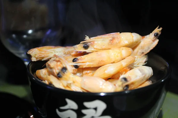 王虾是热的 煮熟的海鲜 放在国王虾的盘子里 照片里 海鲜煮 蒸汽从他们身上冒了出来 — 图库照片