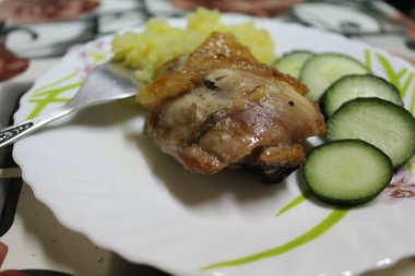 İkinci tabakta patates püresi ve taze salatalık ile kızarmış tavuk. Kızarmış tavuk hazır. Patates püresiyle garnitür. sağlıklı sebzeler.