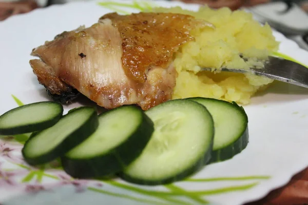 Stekt Kyckling Med Potatismos Och Färska Gurkor Tallrik Foto Den — Stockfoto