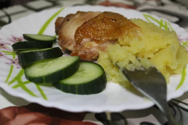 Gebratenes Hühnchen Mit Kartoffelbrei Und Frischen Gurken Auf Einem Teller — Stockfoto