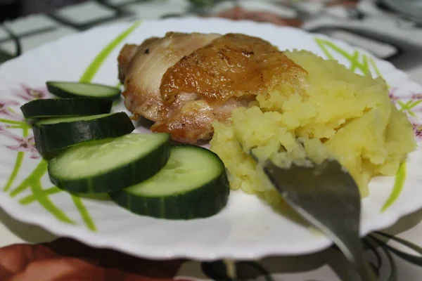 감자와 오이를 곁들인 닭고기가 코스의 접시와 프라이드 치킨이야 감자로 건강에 스톡 사진