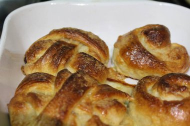 Şekerli çörekler, pişirme kabında pişmiş, şekerli kızarmış çörekler. Porselen bir tencerede pişmiş çörekler..