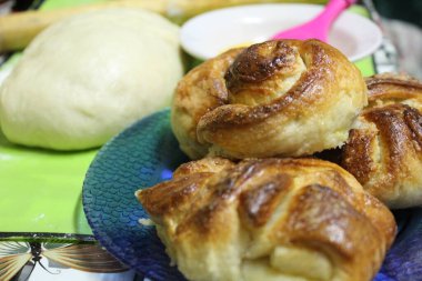 Şekerli çörekler ve hamur hamuru / yakın plan şekerli fırında pişmiş çöreğin fotoğrafı. Kek yapmak için para.