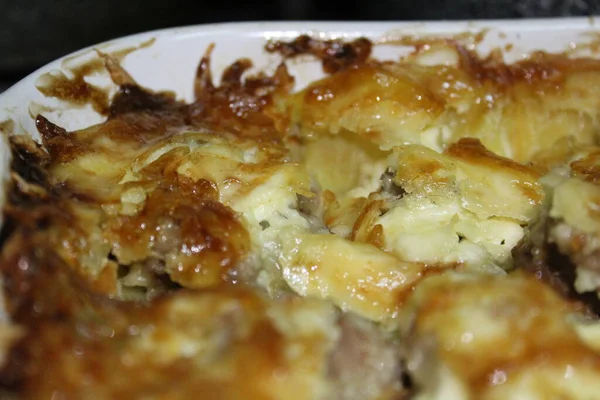 Τηγανητές Πατάτες Ένα Γεύμα Πατάτες Κρέας Κρεμμύδια Τυρί Και Μαγιονέζα — Φωτογραφία Αρχείου