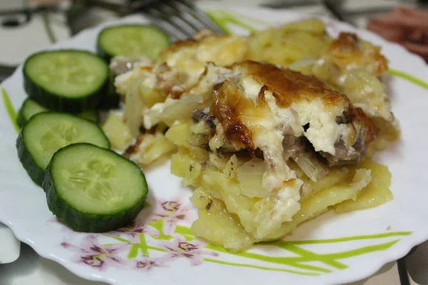 Tabakta Patates Kızartması Patates Soğan Peynir Mayonez Ile Lezzetli Bir — Stok fotoğraf