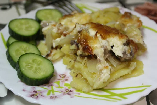 Pommes Frites Tallrik Måltid Potatis Kött Lök Ost Och Majonnäs — Stockfoto