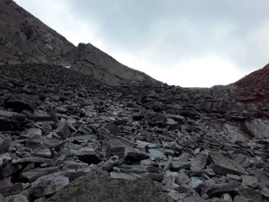 Kuzey Urallar 'ın güzel dağları. Yazın karlı. Siyah dağların fotoğrafı. Burası çok güzel Kuzey Uralları. Bir sürü kırık taş var..