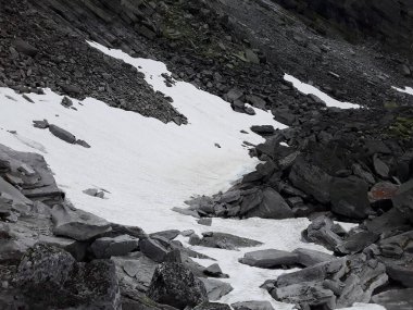 Kuzey Urallar 'ın güzel dağları. Yazın karlı. Siyah dağların fotoğrafı. Burası çok güzel Kuzey Uralları. Bir sürü kırık taş var..