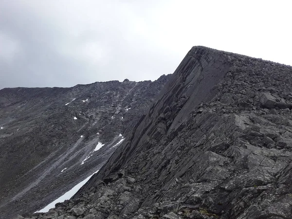 Hermosas Montañas Los Urales Del Norte Con Nieve Verano Foto — Foto de Stock