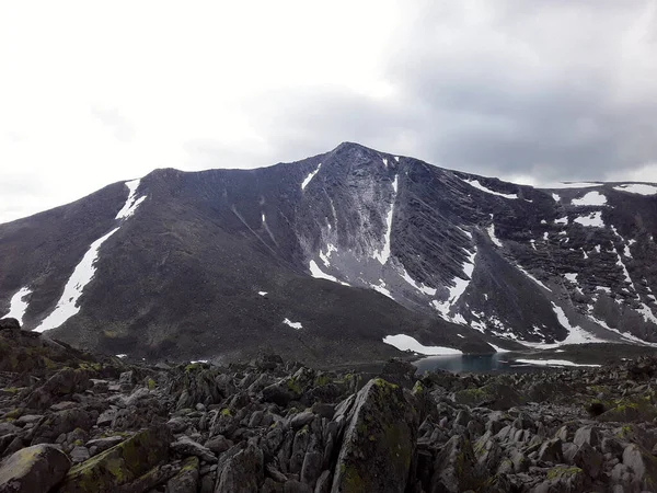 美丽的北部乌拉尔山脉 夏天下雪天 拍摄黑色的山脉 这个地方是美丽的北部乌拉尔 很多破碎的石头 — 图库照片