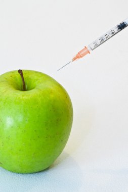 şırınga ile yeşil elma