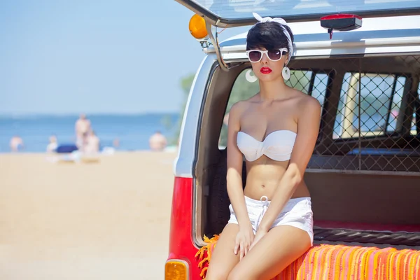 Une belle jeune fille au look rétro avec des lèvres rouges dans une truie blanche — Photo