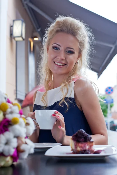 Sukienka piękna, młoda dziewczyna blond, w lecie przy stole w pav — Zdjęcie stockowe