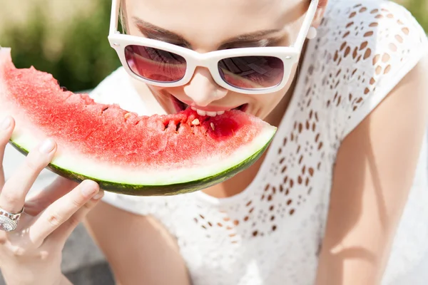 Menina em vestido de verão branco comer melancia — Fotografia de Stock