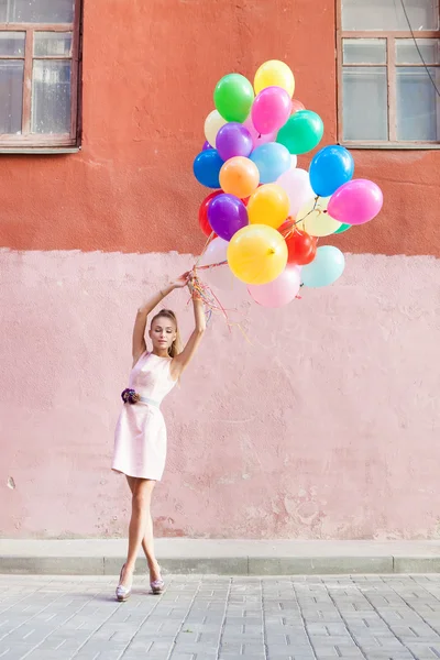 Krásná dáma v retro oblečení drží spoustu balónků — Stock fotografie