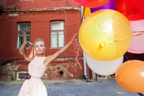 Belle dame en tenue rétro tenant un tas de ballons — Photo