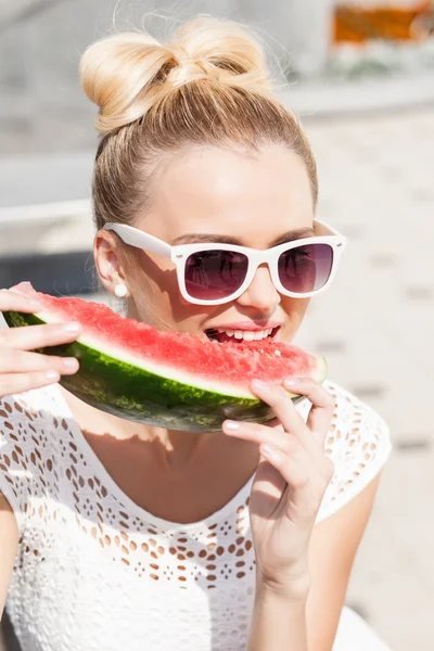 Menina em vestido de verão branco comer melancia — Fotografia de Stock