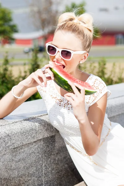 Menina em vestido de verão branco comer melancia — Fotografia de Stock