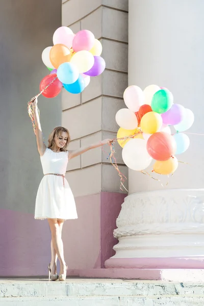 Schöne Dame im Retro-Outfit mit einem Haufen Luftballons — Stockfoto