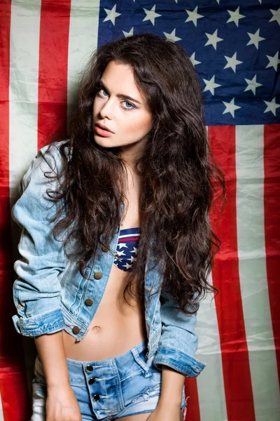 Hermosa sexy chica de pelo largo contra la bandera americana — Foto de Stock