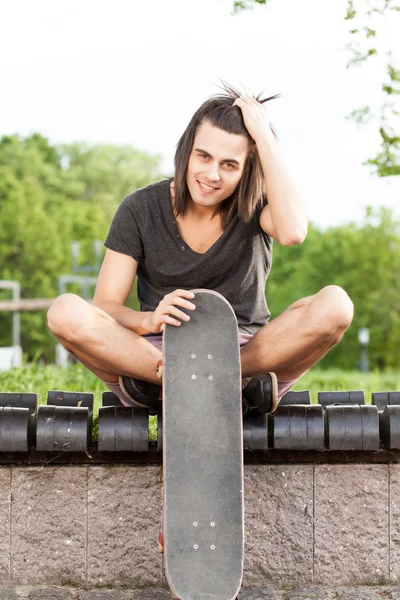 Menino bonito no parque da cidade — Fotografia de Stock