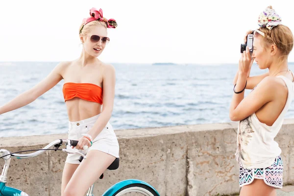 Duas meninas bonitas no cais do mar — Fotografia de Stock