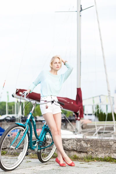 Piękna dziewczyna z miasta rower na molo morze — Zdjęcie stockowe