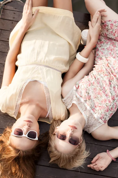 Duas meninas bonitas no cais do mar — Fotografia de Stock