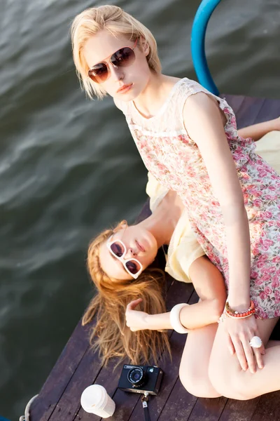 Duas meninas bonitas no cais do mar — Fotografia de Stock