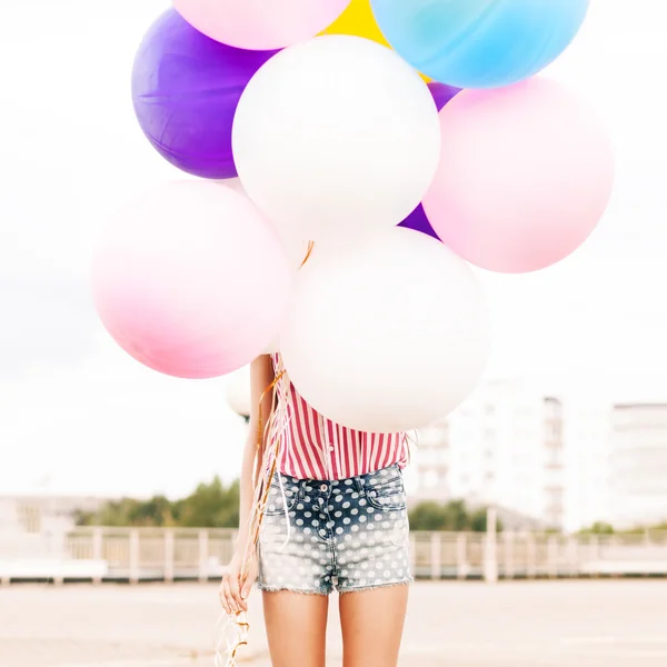 Jeune belle dame tenant tas de ballons lumineux — Photo