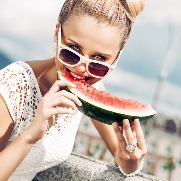 Girl in white summer dress eat watermelon — Stock Photo, Image