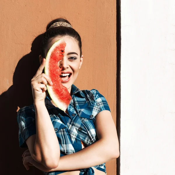 Ragazza in stile estivo con anguria — Foto Stock