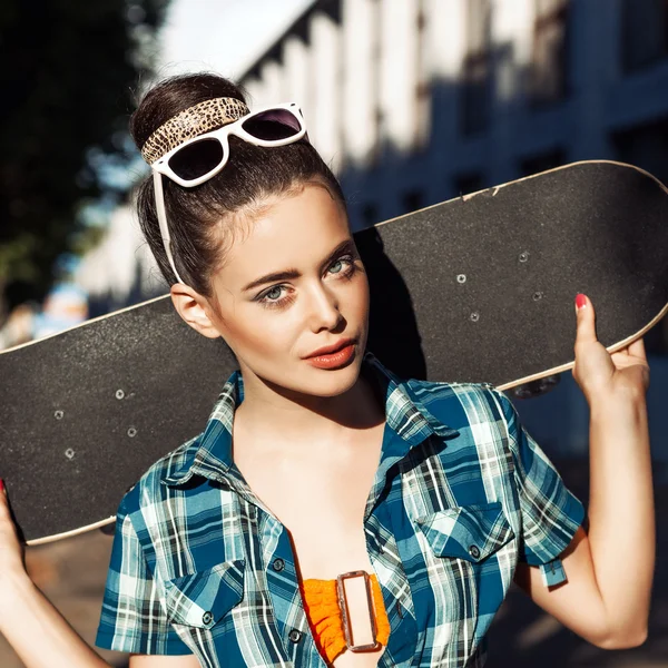 Beautiful lady with skateboard in the city — Stock Photo, Image