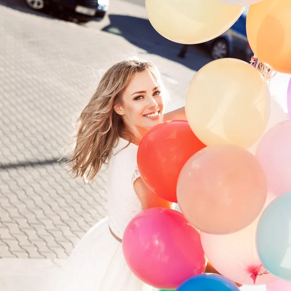 Krásná dáma v retro oblečení drží spoustu balónků na th — Stock fotografie