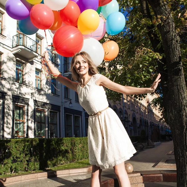 Schöne Dame im Retro-Outfit mit einem Bündel Luftballons in der Hand — Stockfoto