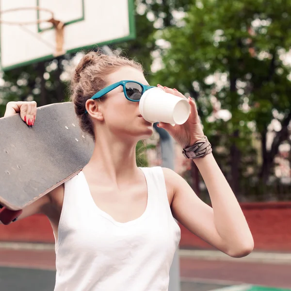 Beautiful sexy lady in white t-shirt with skateboard and to-go c — Stock Photo, Image