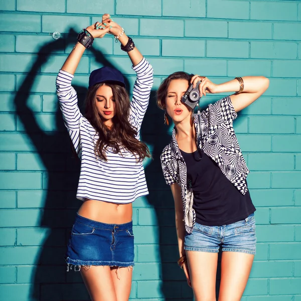 Jovens se divertindo na frente da parede de tijolo azul claro Fotos De Bancos De Imagens