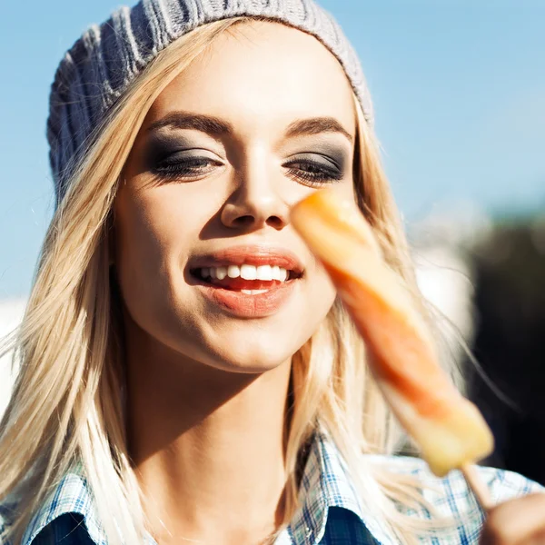 Menina loira bonita em chapéu gorro com olho fumado compõem quem — Fotografia de Stock