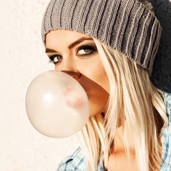 Beautiful blonde girl in beanie hat with smokey eye make up who — Stock Photo, Image