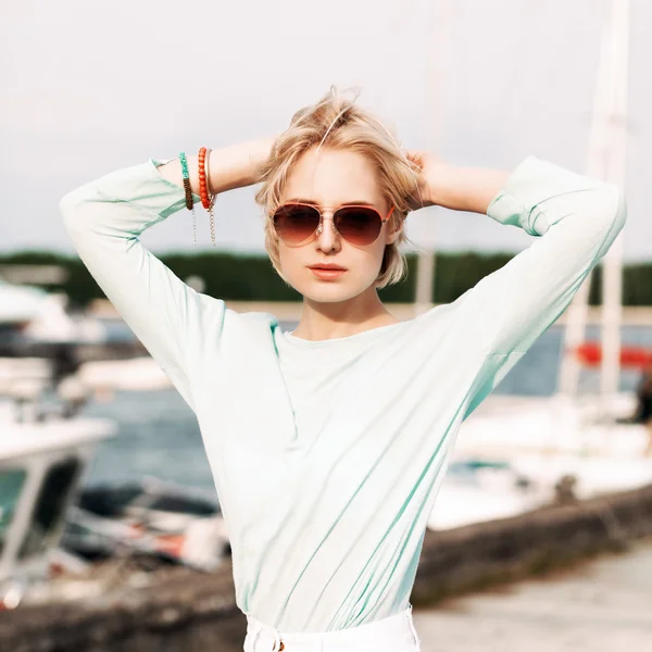 Mooi meisje met stadsfiets op zee pier — Stockfoto