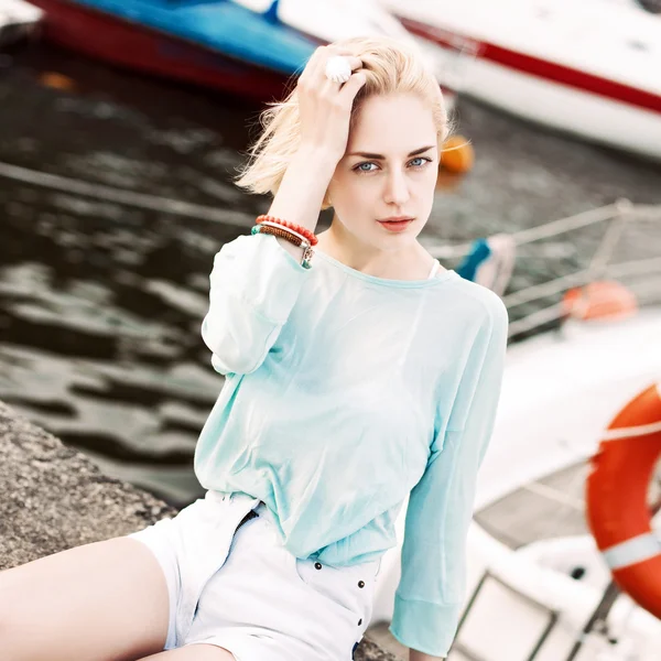 Hermosa chica en el muelle del mar — Foto de Stock