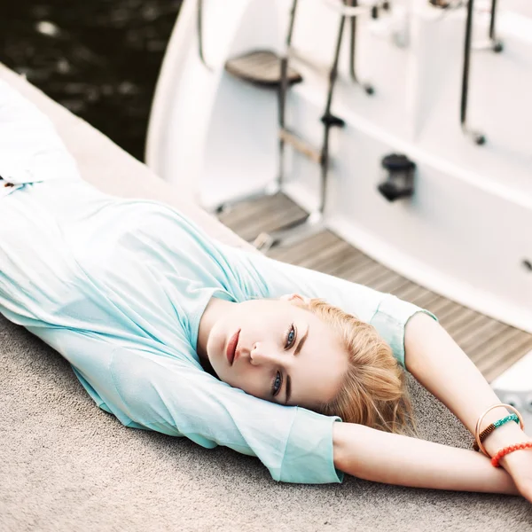 Beautiful girl at sea pier — Stock Photo, Image