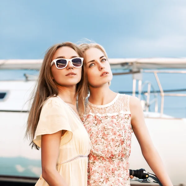 Dvě krásné dívky na moři pier — Stock fotografie
