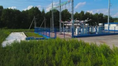 İnsansız hava aracından kırsal görüntüde elektrik santrali, yaz günü