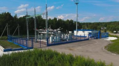 İnsansız hava aracından kırsal görüntüde elektrik santrali, yaz günü