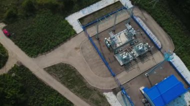 İnsansız hava aracından kırsal görüntüde elektrik santrali, yaz günü