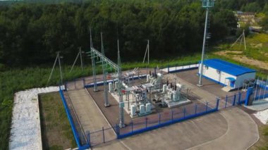 İnsansız hava aracından kırsal görüntüde elektrik santrali, yaz günü
