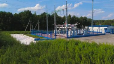 İnsansız hava aracından kırsal görüntüde elektrik santrali, yaz günü
