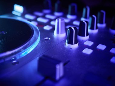 Bir gece kulübü partisinde DJ Midi kontrolörü, bir sürü düğme ve düğme. Parti